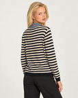 Maglia polo donna a righe nero e panna con colletto grigio indossata da Polly 7 - vista dal retro