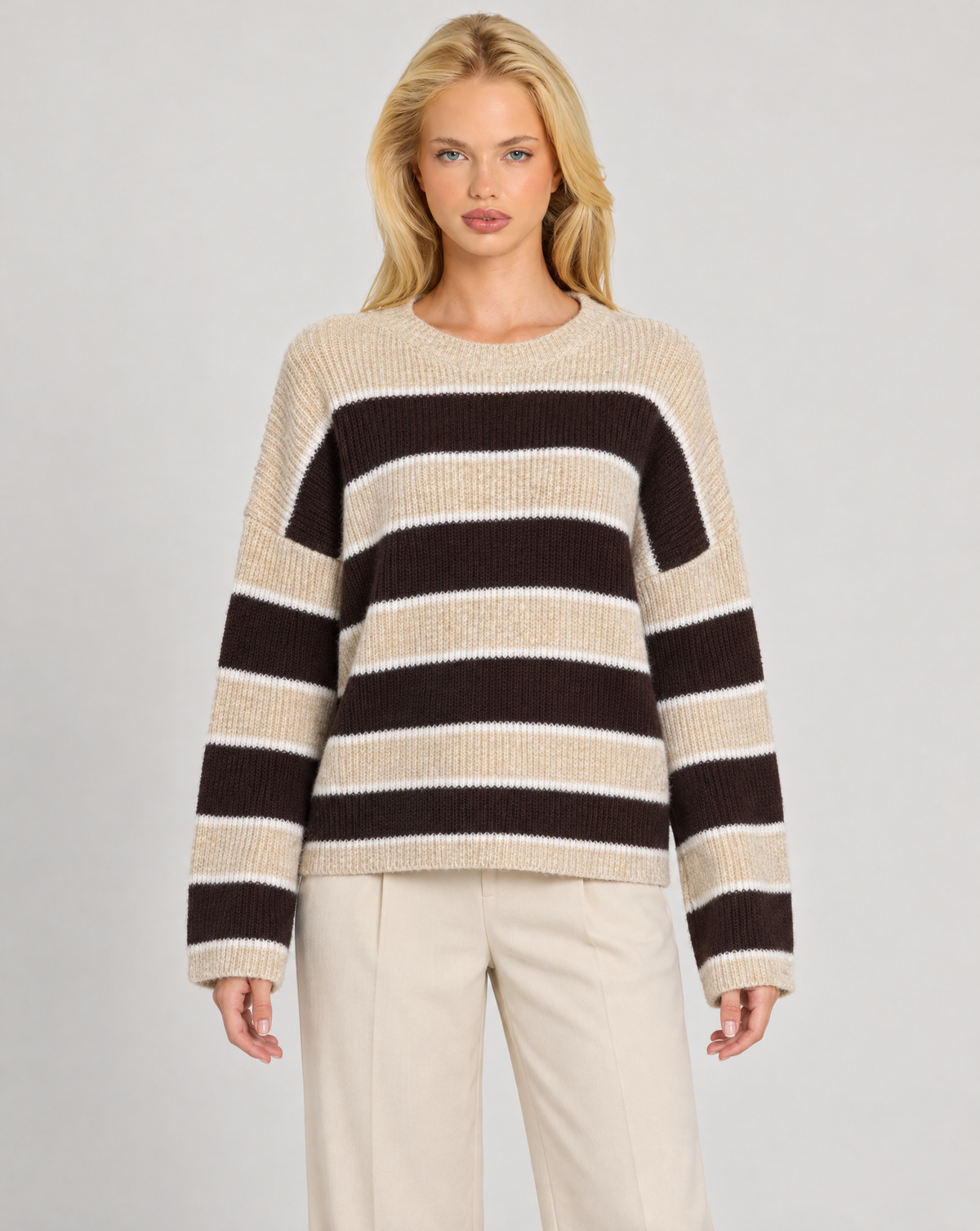 Maglia donna a righe beige indossata da Polly 7 — vista frontale