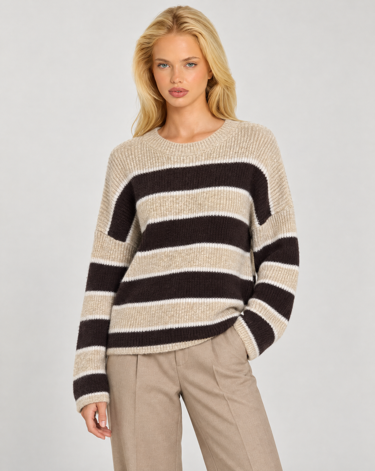 Maglia donna a righe beige indossata da Polly 7 — vista di tre quarti