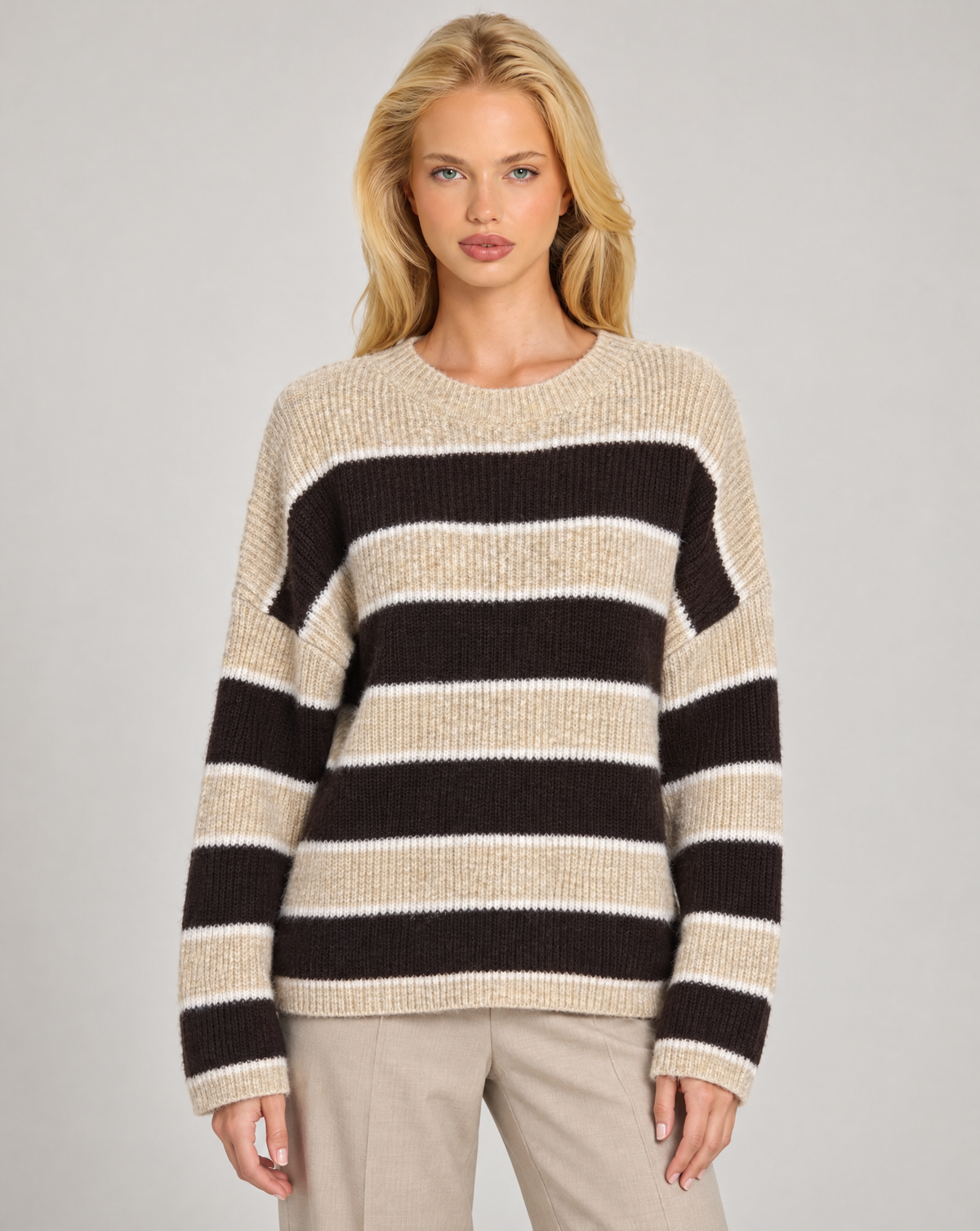 Maglia donna a righe beige indossata da Polly 7 — dettaglio girocollo e trama