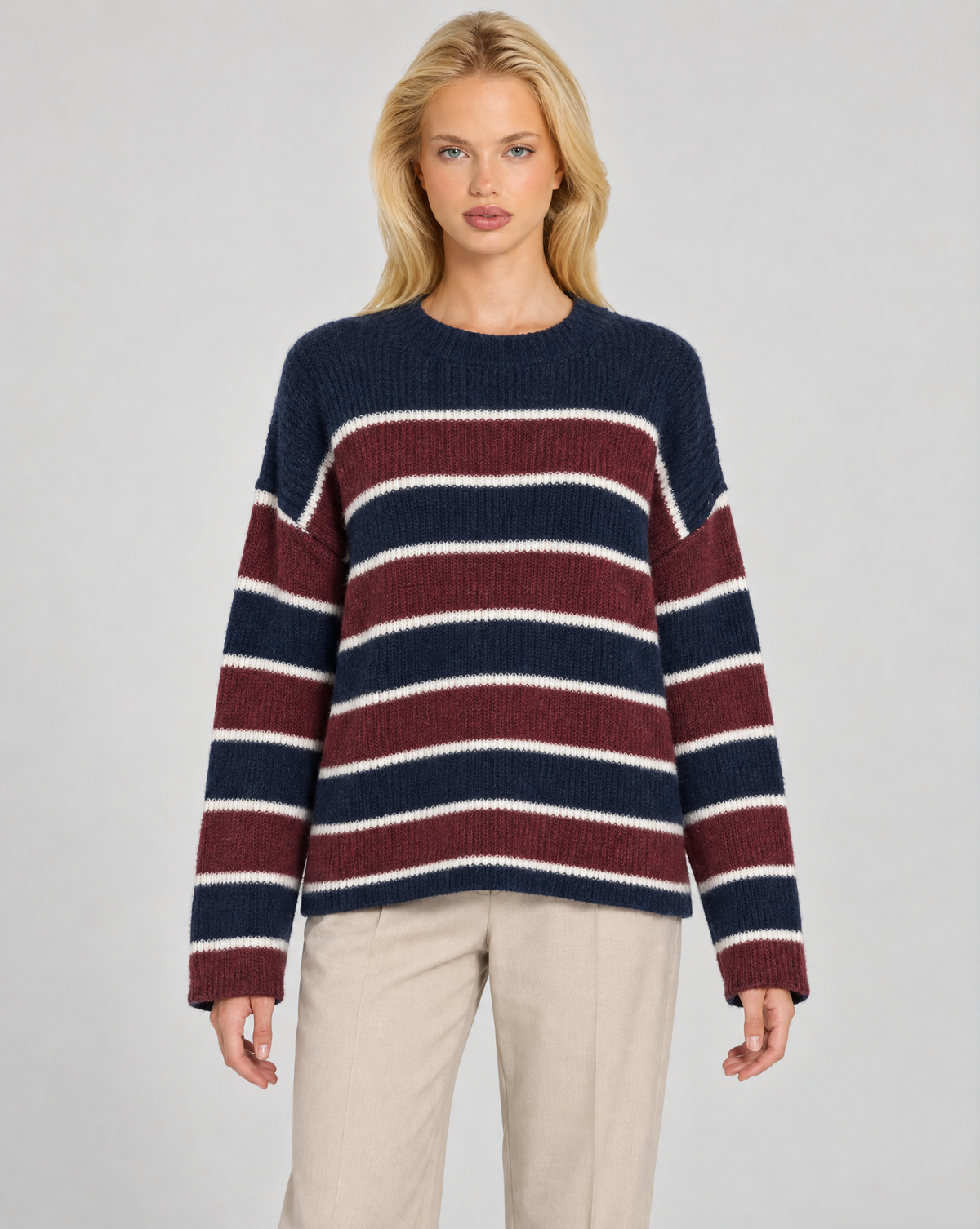 Maglia donna a righe blu indossata da Polly 7 — vista frontale