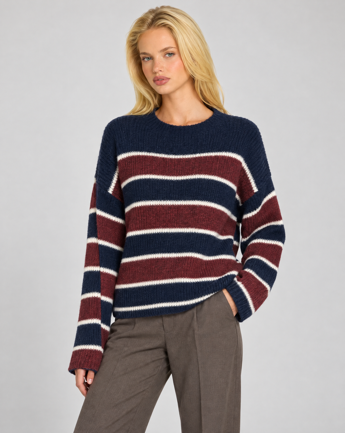 Maglia donna a righe blu indossata da Polly 7 — vista di tre quarti