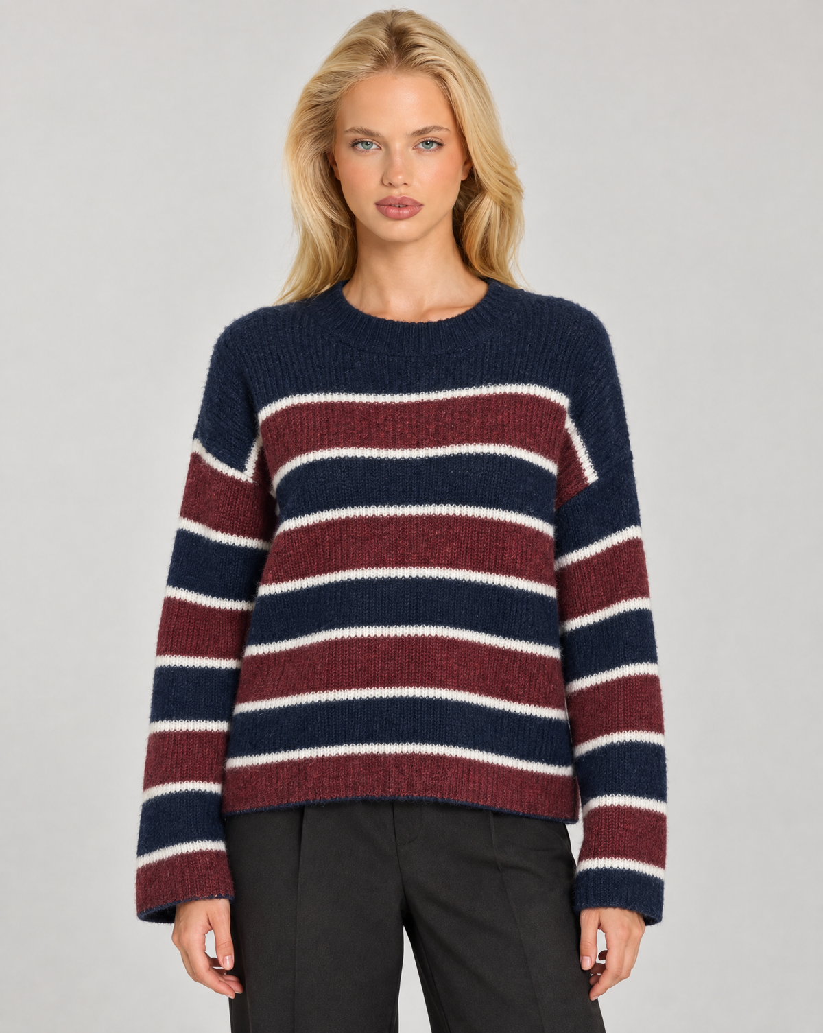 Maglia donna a righe blu indossata da Polly 7 — dettaglio girocollo e trama