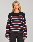 Maglia donna a righe blu indossata da Polly 7 — dettaglio girocollo e trama