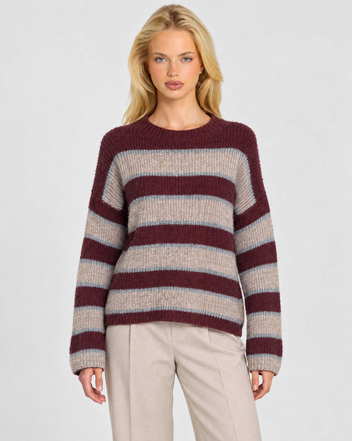 Maglia donna a righe bordeaux indossata da Polly 7 — vista frontale