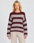 Maglia donna a righe bordeaux indossata da Polly 7 — vista frontale