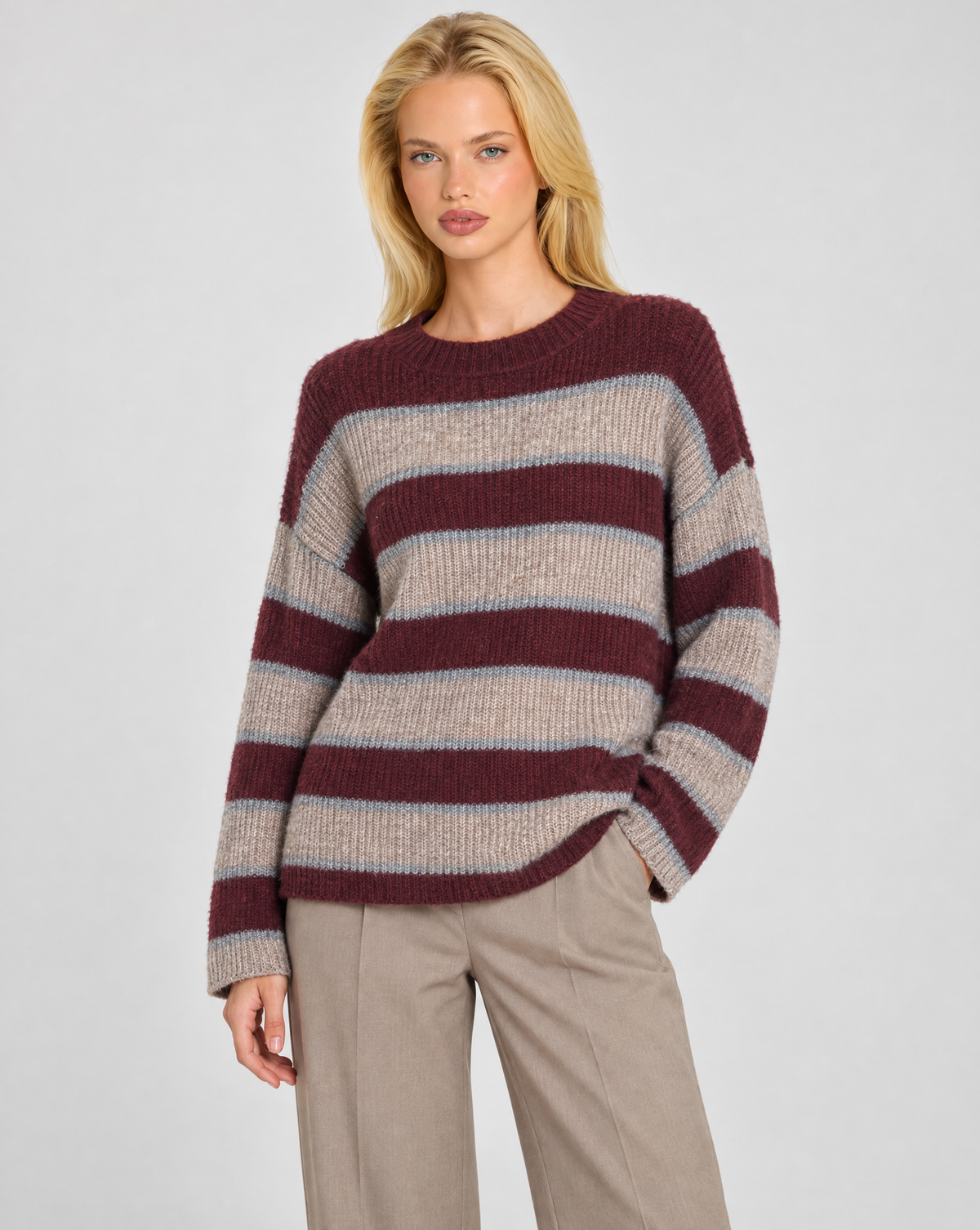 Maglia donna a righe bordeaux indossata da Polly 7 — vista di tre quarti