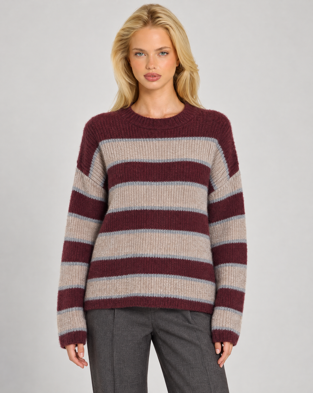Maglia donna a righe bordeaux indossata da Polly 7 — dettaglio girocollo e trama