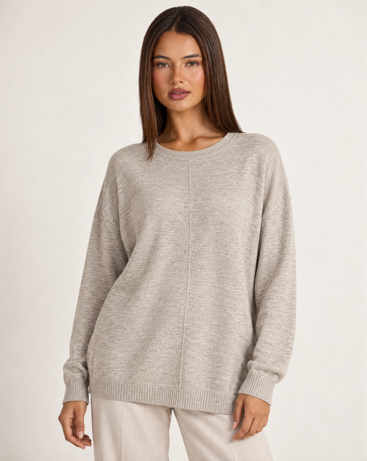 Maglia donna lunga girocollo beige — dettaglio con Polly 4
