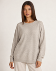 Maglia donna lunga girocollo beige — dettaglio con Polly 4