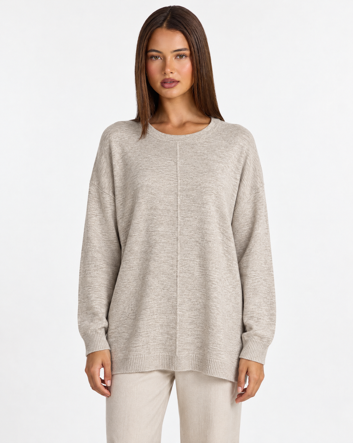 Maglia donna lunga girocollo beige — frontale con Polly 4