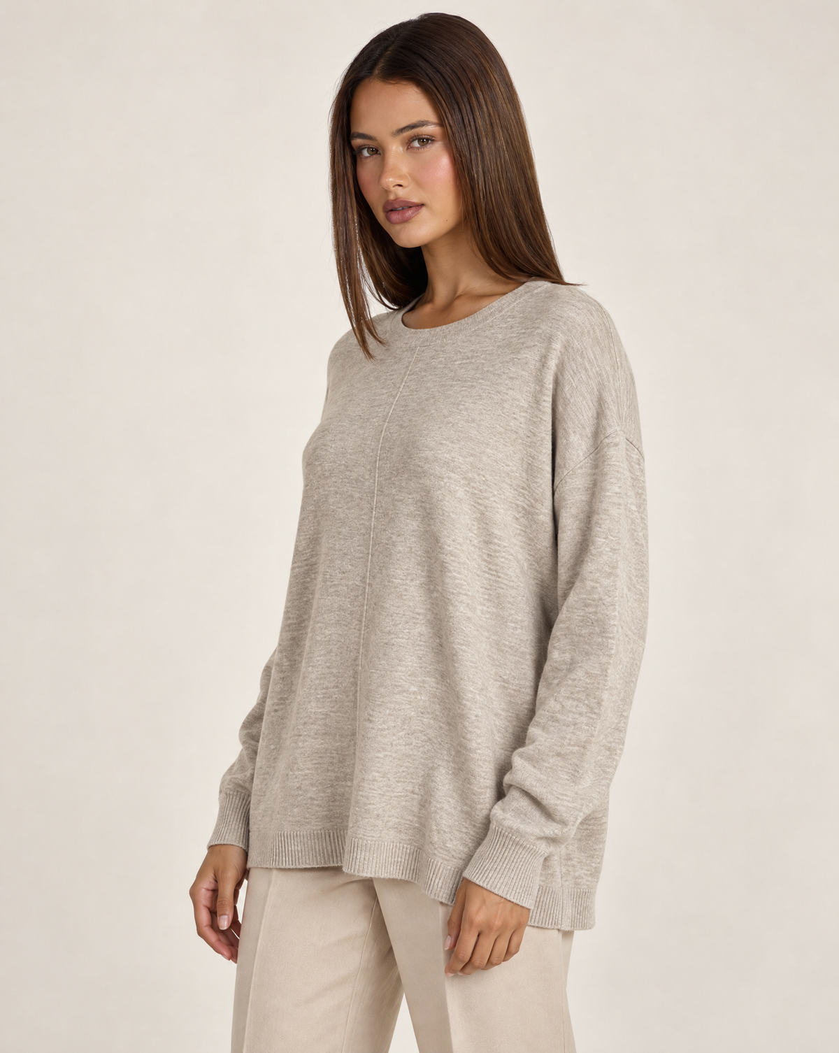 Maglia donna lunga girocollo beige — tre-quarti con Polly 4