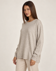 Maglia donna lunga girocollo beige — tre-quarti con Polly 4