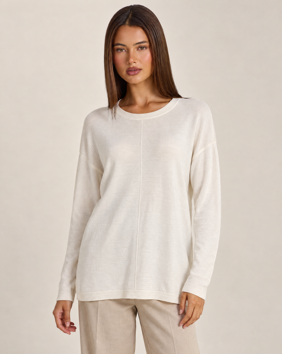 Maglia donna lunga girocollo bianco — dettaglio con Polly 4