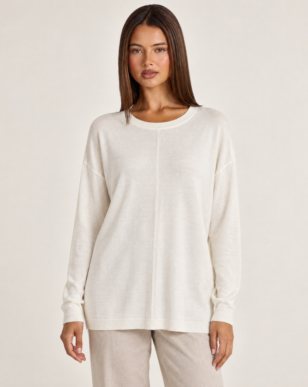 Maglia donna lunga girocollo bianco — frontale con Polly 4