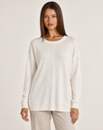 Maglia donna lunga girocollo bianco — frontale con Polly 4