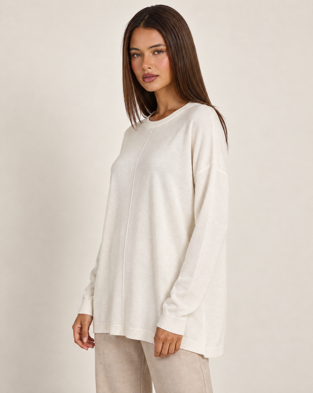 Maglia donna lunga girocollo bianco — tre-quarti con Polly 4