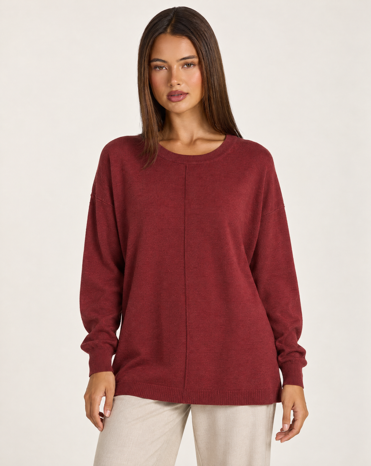 Maglia donna lunga girocollo bordò — dettaglio con Polly 4