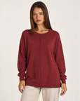 Maglia donna lunga girocollo bordò — dettaglio con Polly 4