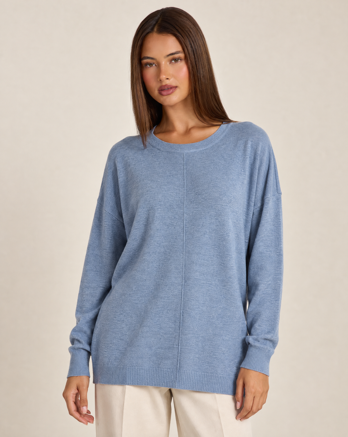 Maglia donna lunga girocollo celeste — dettaglio con Polly 4