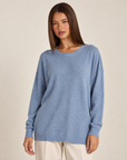 Maglia donna lunga girocollo celeste — dettaglio con Polly 4