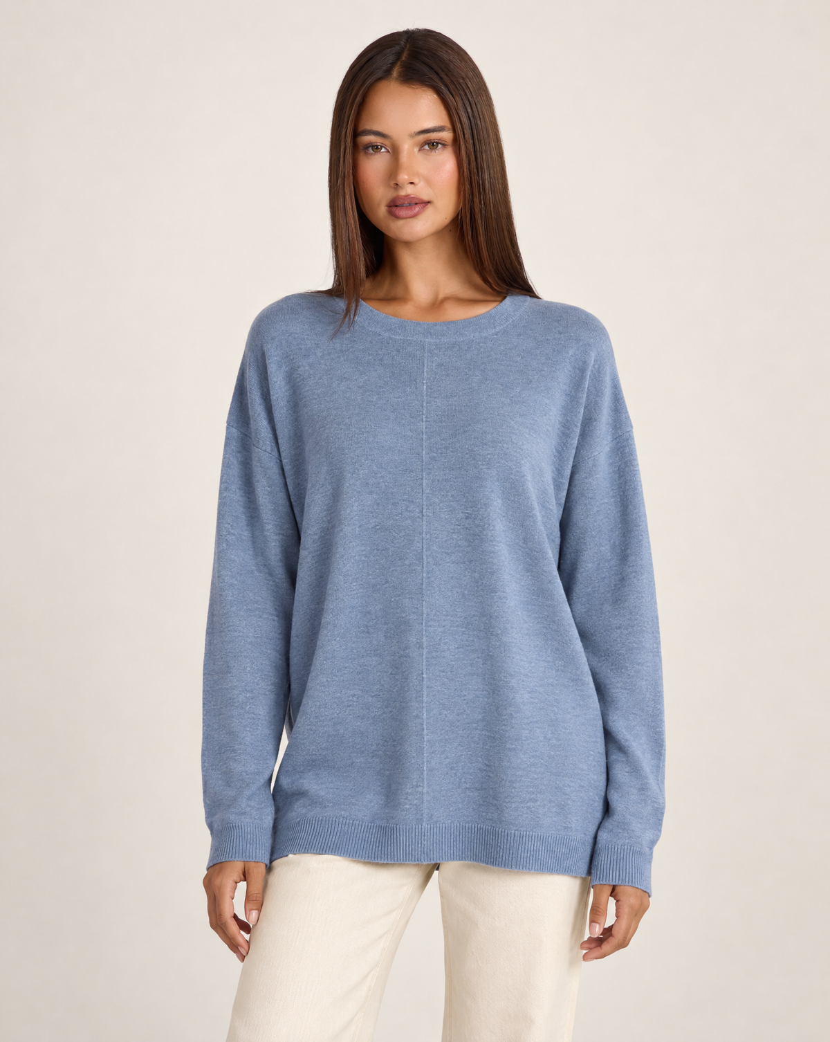 Maglia donna lunga girocollo celeste — frontale con Polly 4