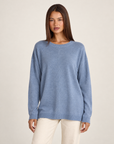 Maglia donna lunga girocollo celeste — frontale con Polly 4