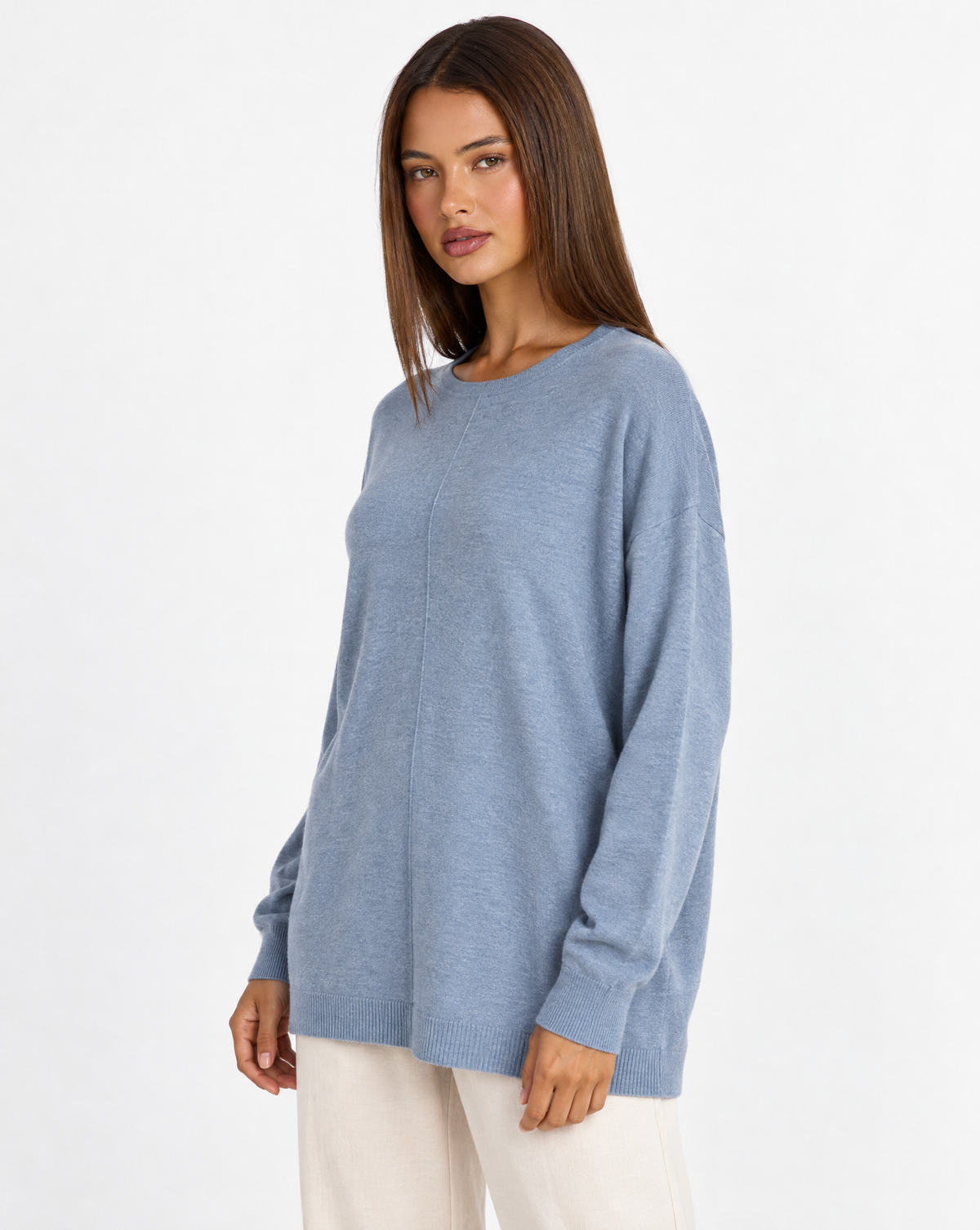 Maglia donna lunga girocollo celeste — tre-quarti con Polly 4