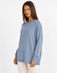 Maglia donna lunga girocollo celeste — tre-quarti con Polly 4