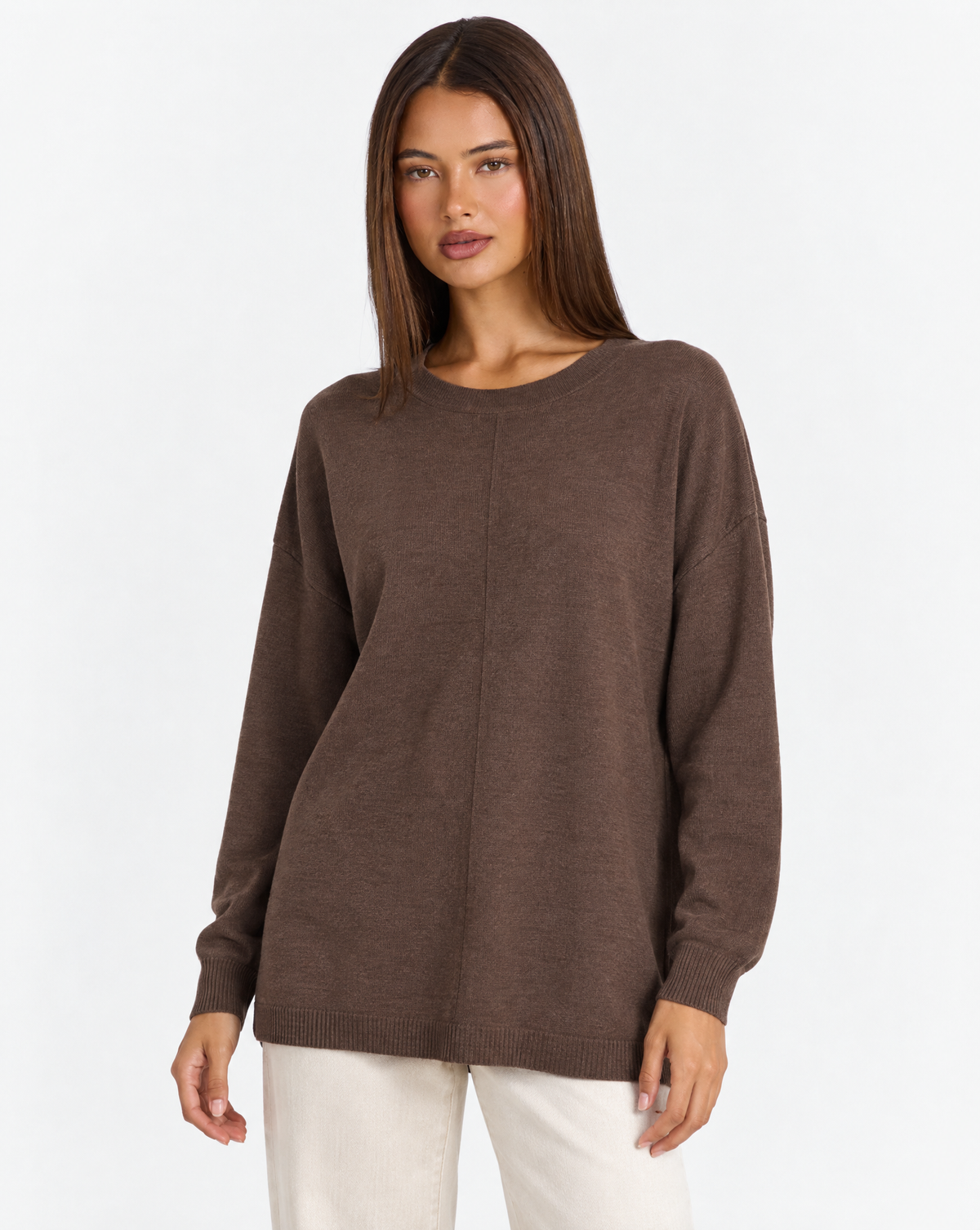 Maglia donna lunga girocollo marrone scuro — dettaglio con Polly 4