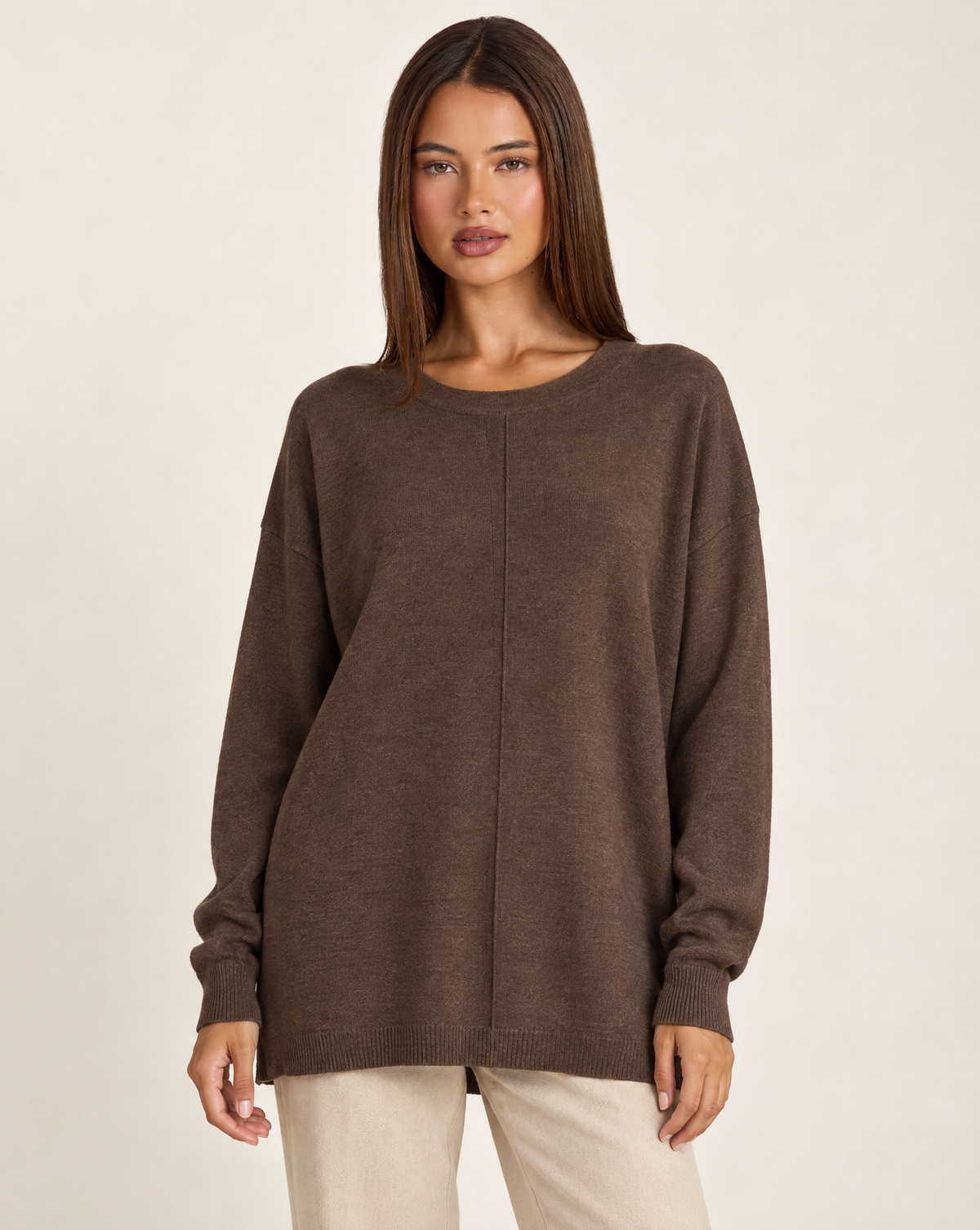 Maglia donna lunga girocollo marrone scuro — frontale con Polly 4