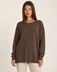 Maglia donna lunga girocollo marrone scuro — frontale con Polly 4