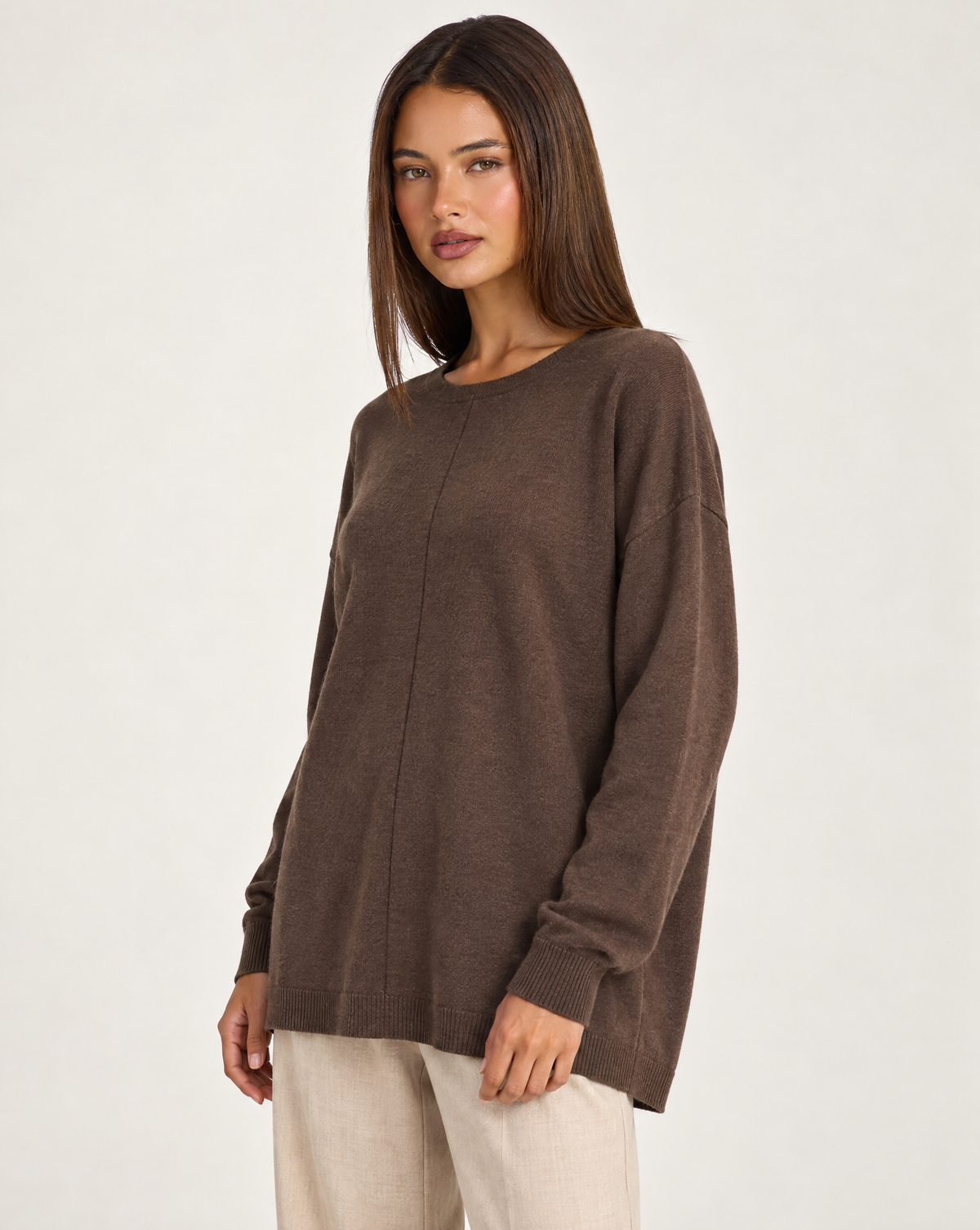 Maglia donna lunga girocollo marrone scuro — tre-quarti con Polly 4