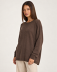 Maglia donna lunga girocollo marrone scuro — tre-quarti con Polly 4