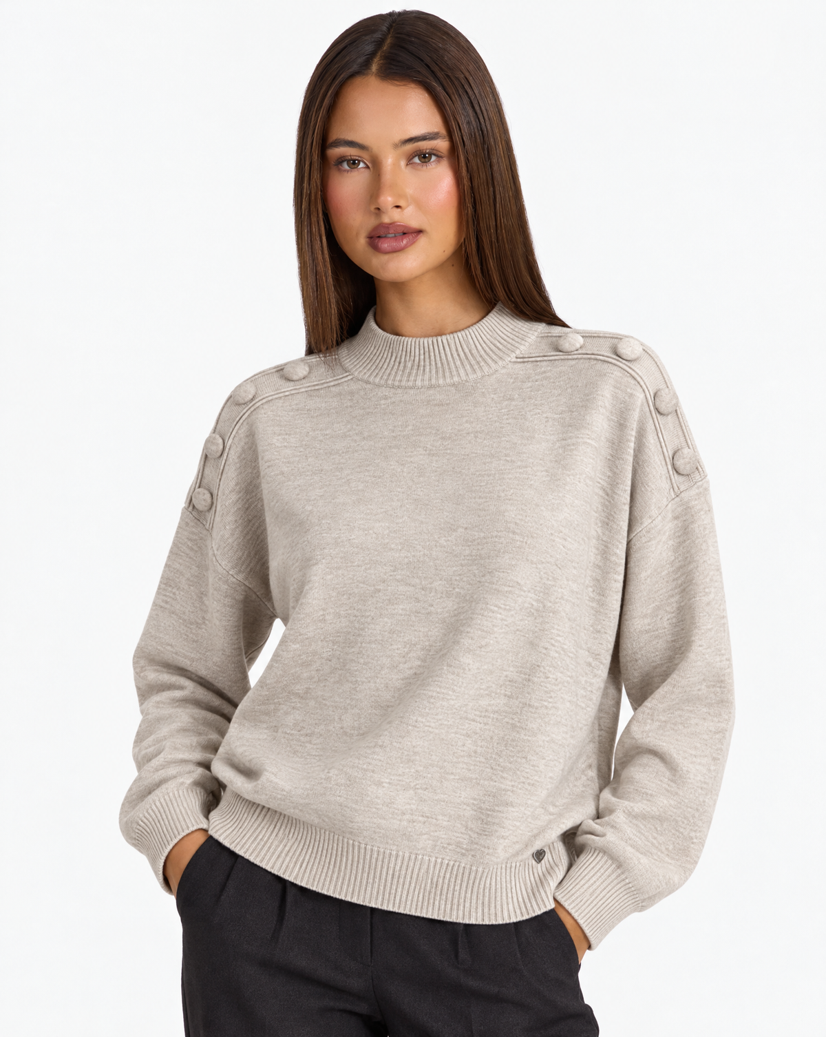 Maglia collo alto con bottoni sulle spalle Beige, Polly 4 – primo piano a tre quarti