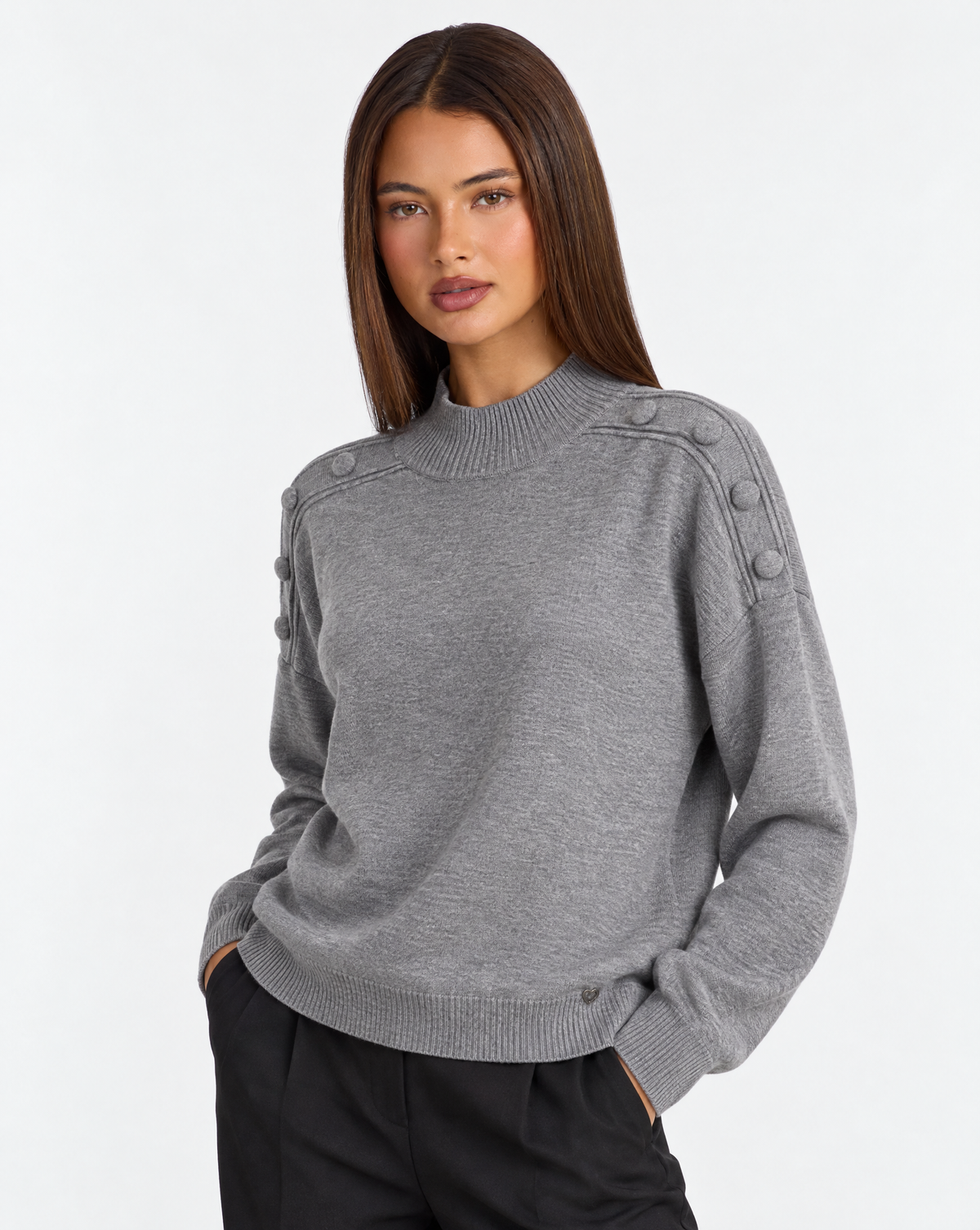 Maglia collo alto con bottoni sulle spalle Grigio, Polly 4 – primo piano a tre quarti