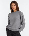 Maglia collo alto con bottoni sulle spalle Grigio, Polly 4 – primo piano a tre quarti