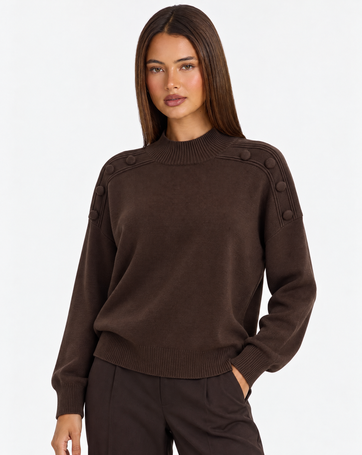 Maglia collo alto con bottoni sulle spalle Marrone, Polly 4 – primo piano a tre quarti