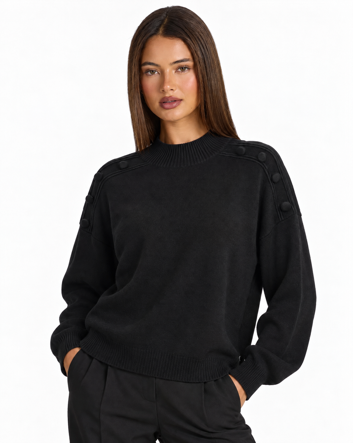 Maglia collo alto con bottoni sulle spalle Nero, Polly 4 – primo piano a tre quarti