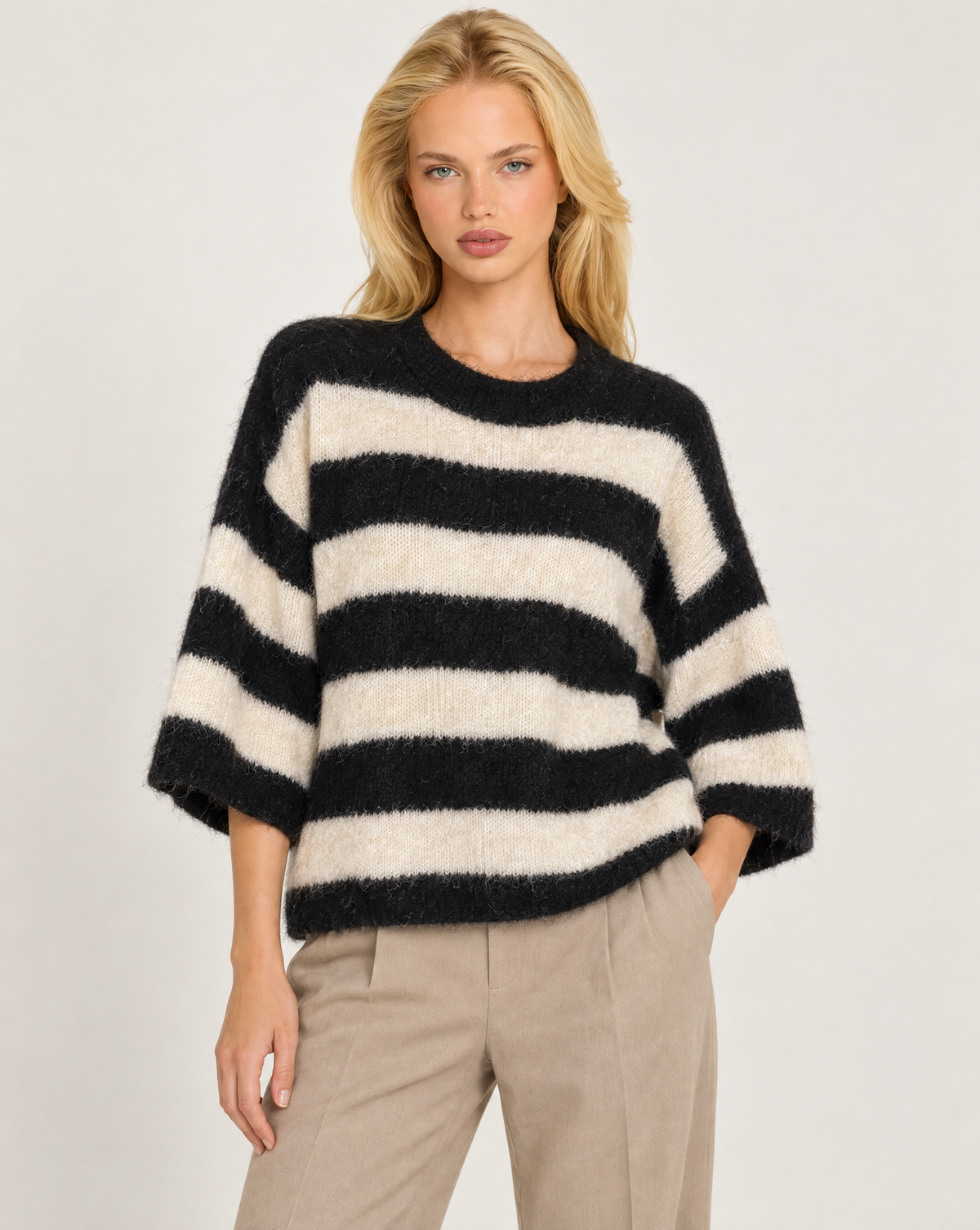 Maglia donna bianco a righe larghe con girocollo indossata da Polly 7 - vista a tre quarti
