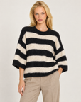 Maglia donna bianco a righe larghe con girocollo indossata da Polly 7 - vista a tre quarti