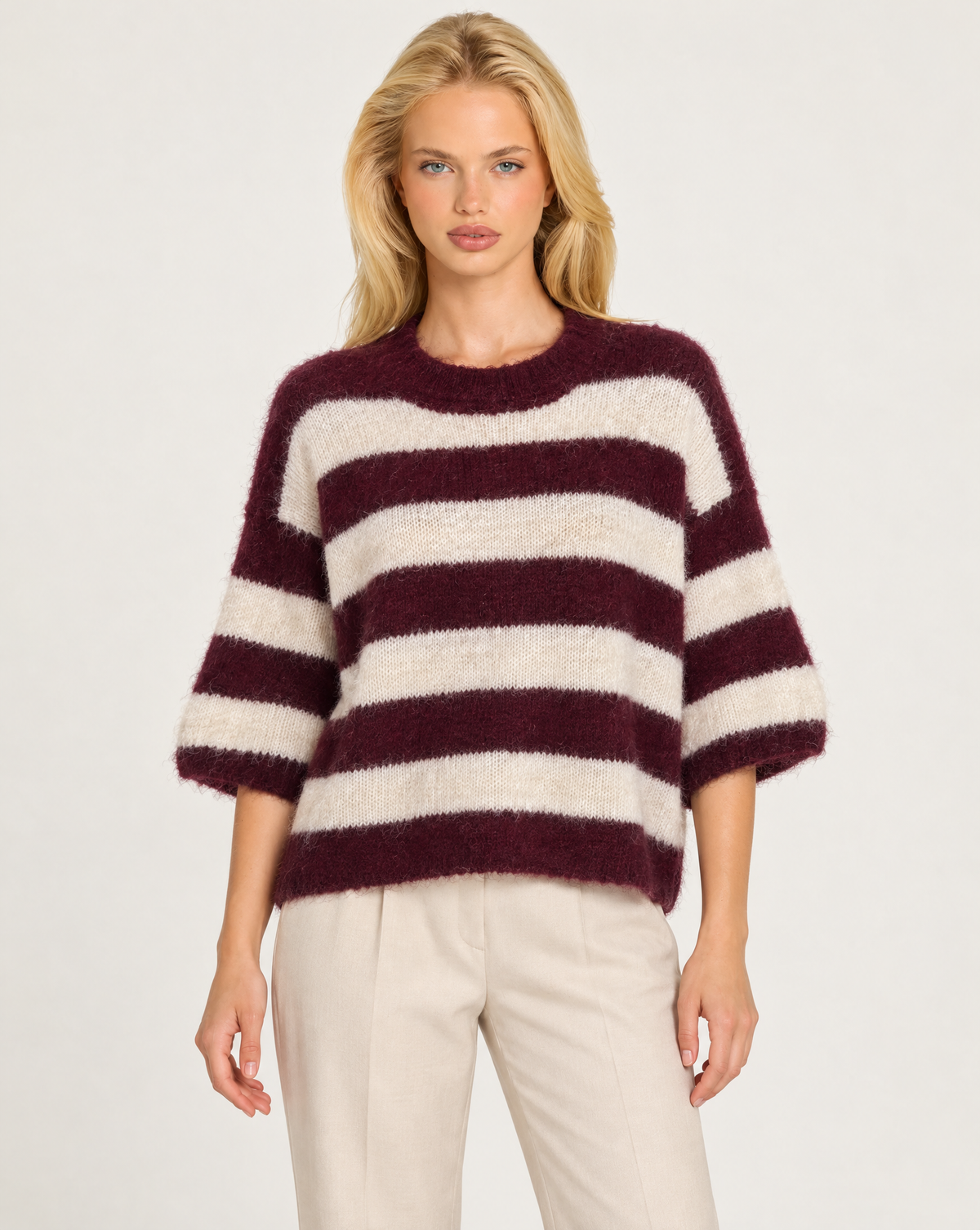 Maglia donna bordeaux a righe larghe con girocollo indossata da Polly 7 - vista frontale