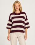 Maglia donna bordeaux a righe larghe con girocollo indossata da Polly 7 - vista frontale