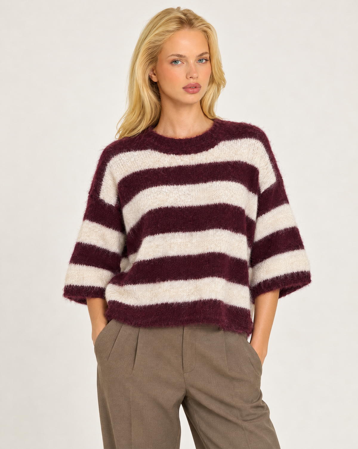 Maglia donna bordeaux a righe larghe con girocollo indossata da Polly 7 - vista a tre quarti