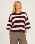 Maglia donna bordeaux a righe larghe con girocollo indossata da Polly 7 - vista a tre quarti