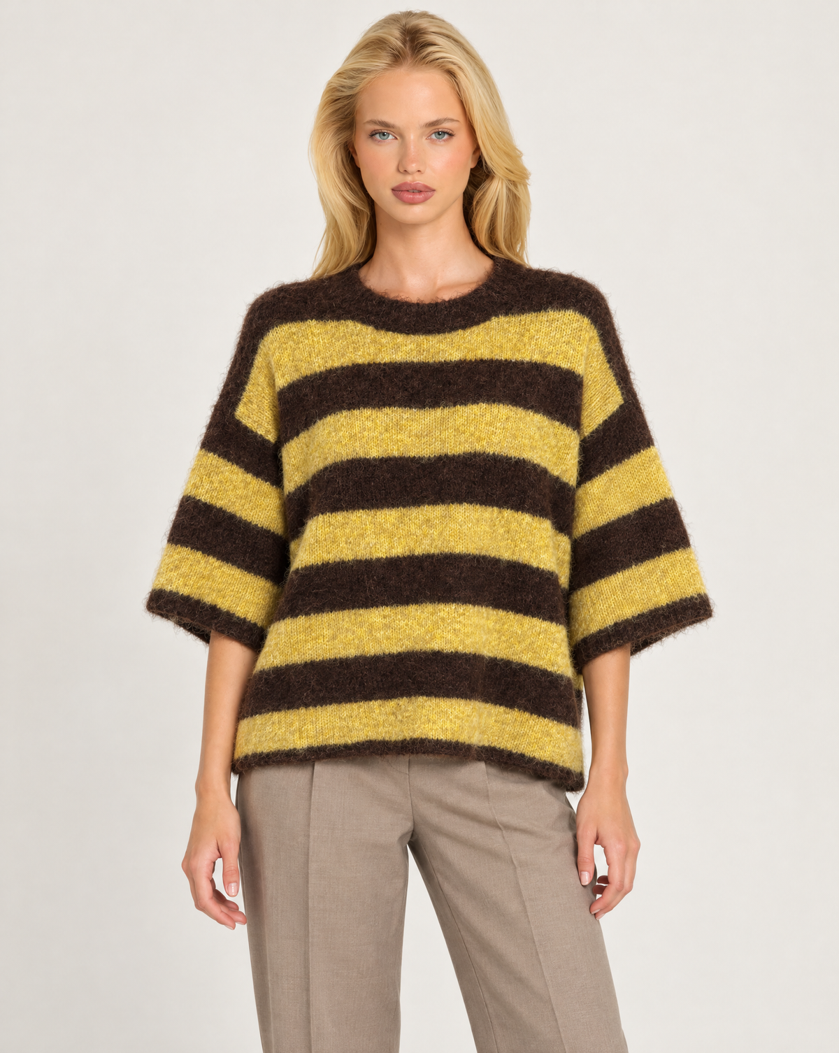 Maglia donna giallo a righe larghe con girocollo indossata da Polly 7 - vista frontale