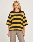 Maglia donna giallo a righe larghe con girocollo indossata da Polly 7 - vista frontale