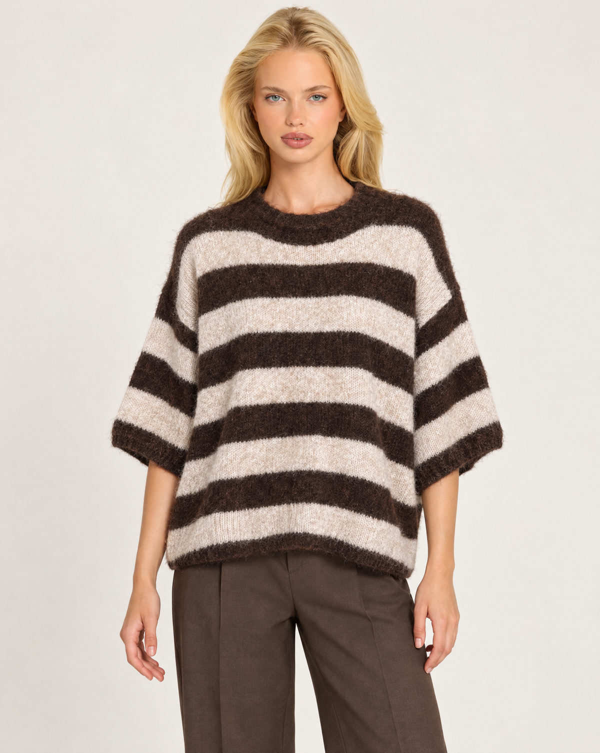 Maglia donna marrone a righe larghe con girocollo indossata da Polly 7 - vista frontale