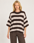 Maglia donna marrone a righe larghe con girocollo indossata da Polly 7 - vista frontale