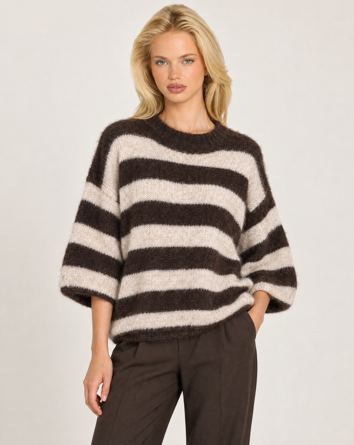 Maglia donna marrone a righe larghe con girocollo indossata da Polly 7 - vista a tre quarti